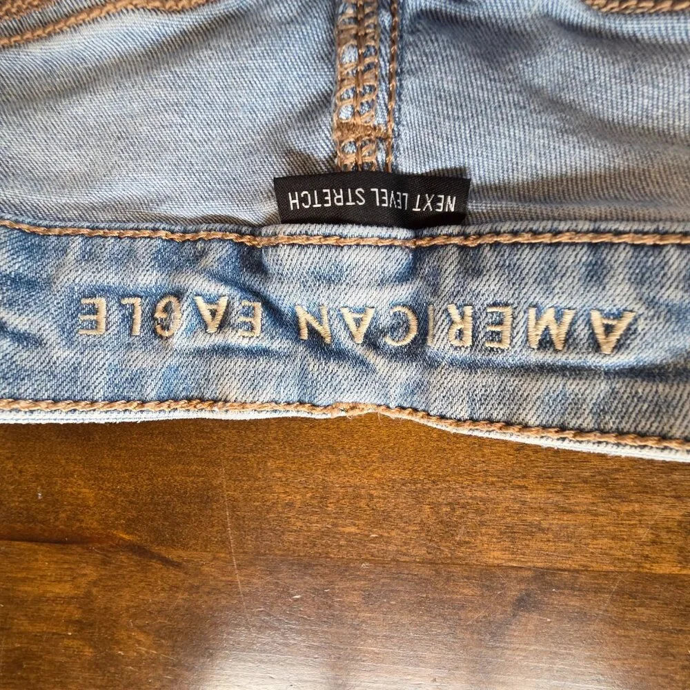 American Eagle Distressed Light Wash Lace Pocket Jean Shorts - Size Women's 0 - Picture 5 of 8